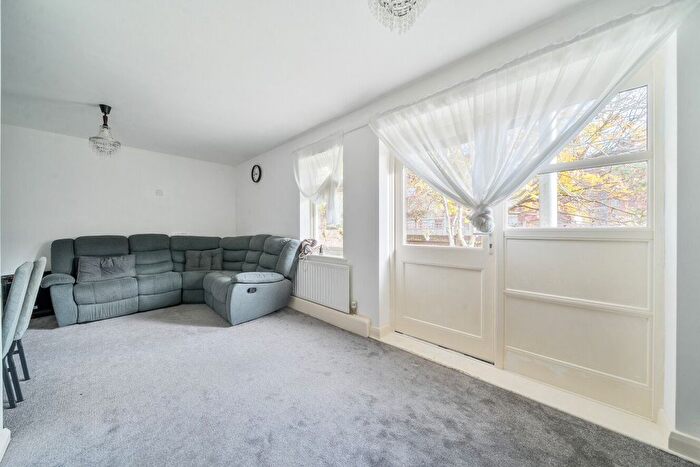 1 Bedroom Flat For Sale In Castle Close, Acton, London, W3