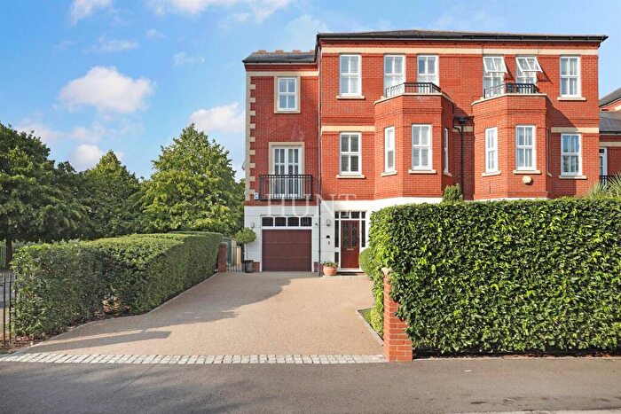 4 Bedroom End Of Terrace House For Sale In Rosebury Square, Repton Park, Woodford Green, IG8