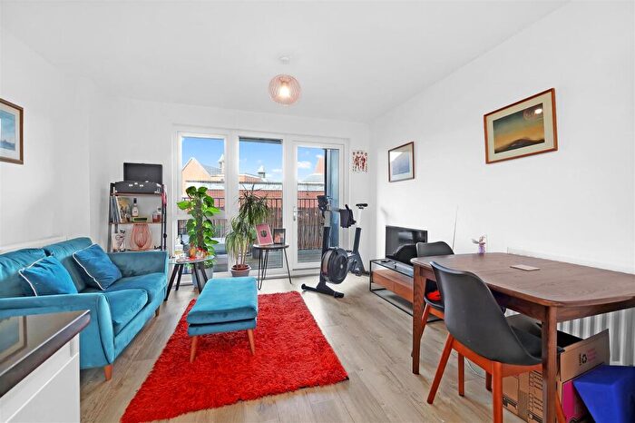 2 Bedroom Flat To Rent In Woodley Crescent, London, NW2