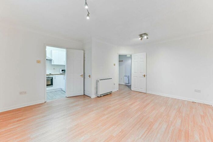 2 Bedroom Flat To Rent In Hadleigh Drive, Sutton, SM2