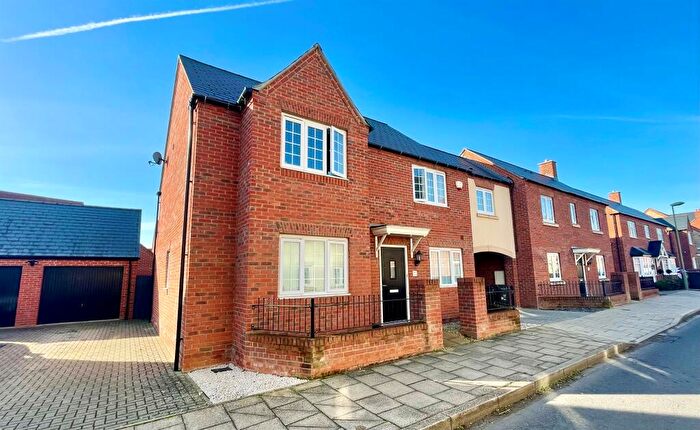 4 Bedroom Link Detached House For Sale In Ascot Way, Bicester, OX26