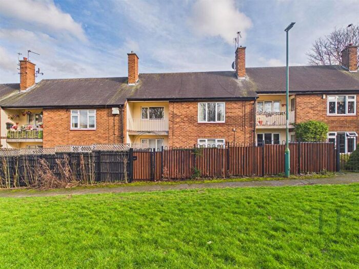 2 Bedroom Apartment For Sale In The Glen, Clifton, Nottingham, NG11