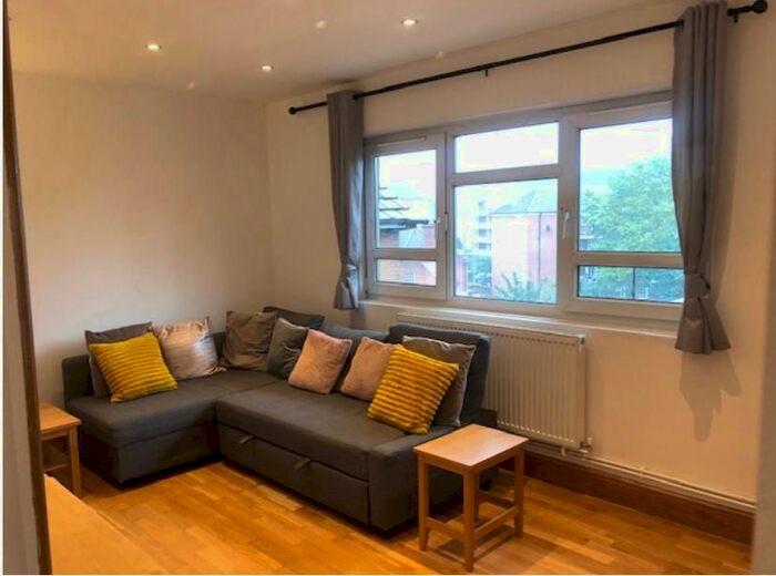 3 Bedroom Flat To Rent In Clapham Road, Stockwell, London, SW9
