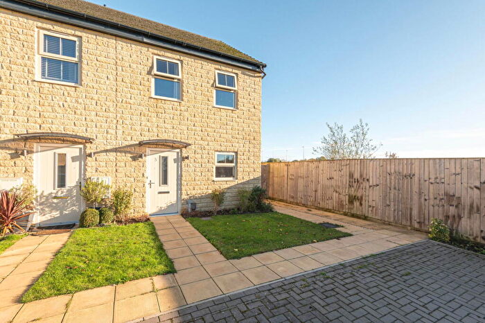 2 Bedroom Town House For Sale In Sark Court, Leeds, LS14