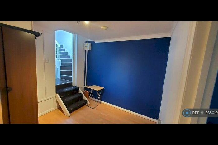 1 Bedroom Flat To Rent In Mile End Road, London, E1