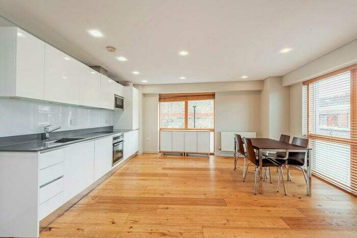 3 Bedroom Flat To Rent In Middle Lane, Crouch End, N8