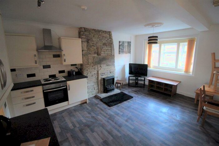 1 Bedroom Flat To Rent In Stainland Road, Holywell Green, HX4