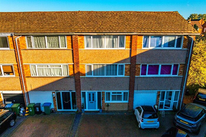 3 Bedroom Property For Sale In Chapel Close, Watford, WD25