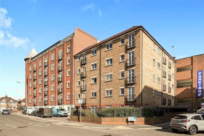 1 Bedroom Flat To Rent In Hazeleigh House, RM1