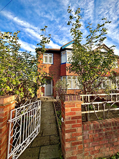 3 Bedroom End Of Terrace House To Rent In Amberley Road, EN1