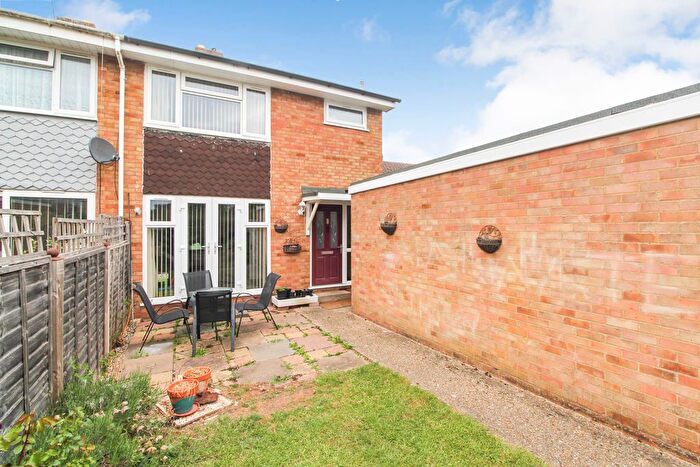 3 Bedroom Semi-Detached House For Sale In Wheathouse Close, Bedford, MK41