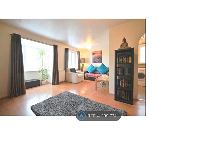 2 Bedroom Flat To Rent In Lee, London, SE12
