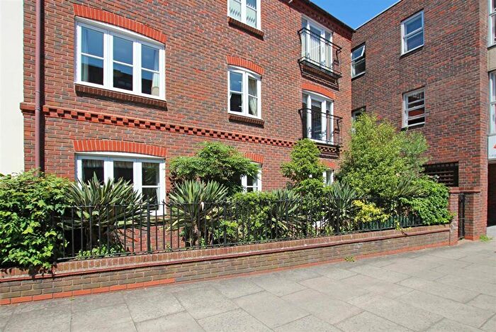 2 Bedroom Retirement Property For Sale In Deanery Close, Chichester, PO19