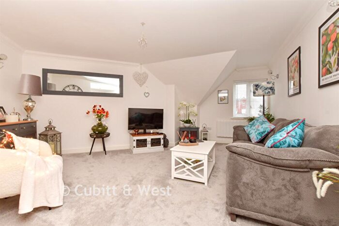 2 Bedroom Flat For Sale In Elizabeth Drive, Banstead, Surrey, SM7