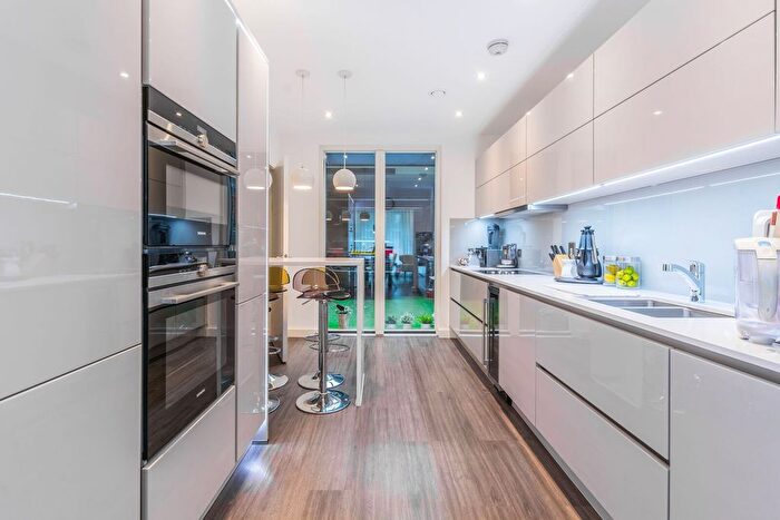 4 Bedroom Terraced House For Sale In Villiers Gardens, Stratford, London, E20 - Photo 3