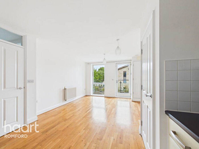 1 Bedroom Apartment For Sale In Loom Grove, Romford, RM1