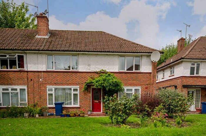 2 Bedroom Flat To Rent In Graywood Court, North Finchley, London, N12