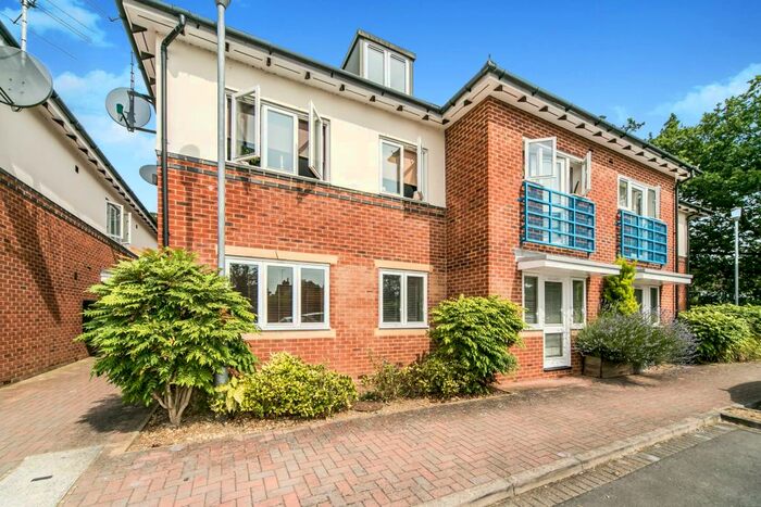 2 Bedroom Apartment To Rent In Hare Warren Court, Emmer Green, RG4