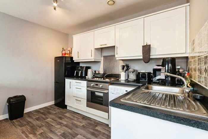 2 Bedroom Flat To Rent In Binding Close, Nottingham, NG5