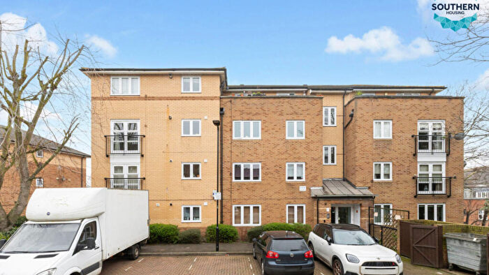 2 Bedroom Flat For Sale In Buxhall Crescent, Hackney Wick, London, E9