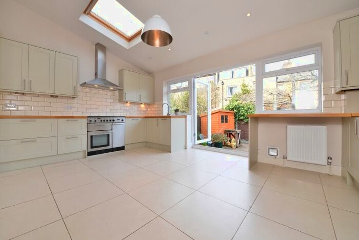 4 Bedroom Flat To Rent In Lillie Road, London, SW6