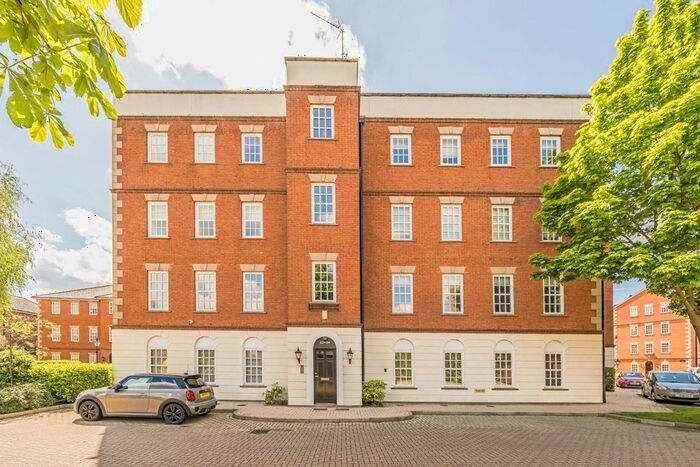 2 Bedroom Flat To Rent In Queens Reach, East Molesey, KT8