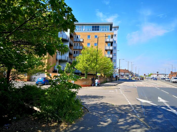 2 Bedroom Flat To Rent In Quadrivium Point, Tuns Lane, Slough, SL1