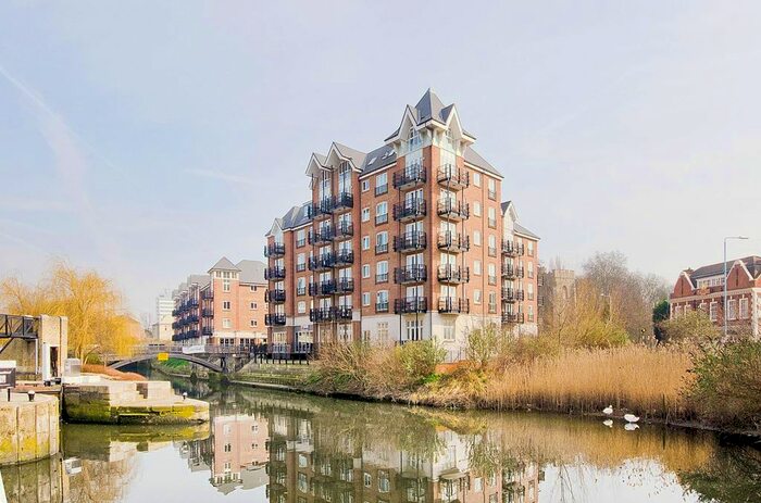 3 Bedroom Flat To Rent In Oakbark House, Brentford, TW8