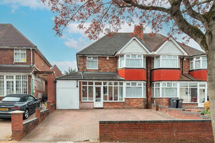 3 Bedroom Semi Detached House For Sale In Radstock Avenue, Birmingham, West Midlands, B36