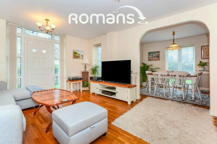 3 Bedroom Flat To Rent In Trevelyan Court, Windsor, SL4