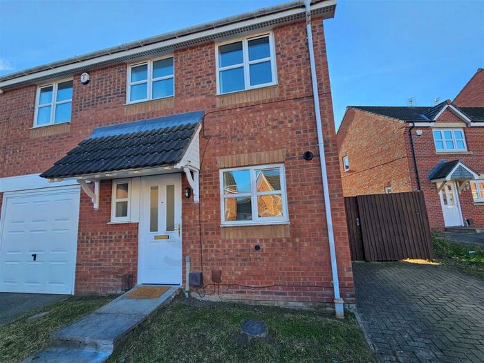 4 Bedroom Semi-Detached House To Rent In Wainwright Avenue, Hamilton, Leicester, LE5