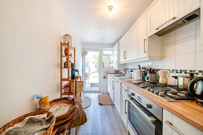 2 Bedroom Flat For Sale In Denmark Road, London, W13