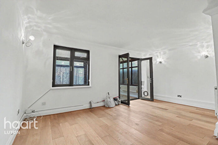 2 Bedroom Terraced House For Sale In Links Way, Luton, LU2