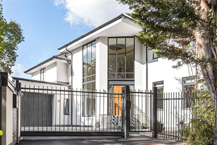 5 Bedroom Detached House For Sale In Barnet Road, Barnet, EN5