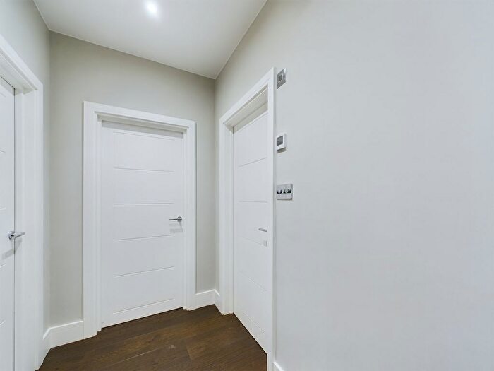 1 Bedroom Flat For Sale In Brondesbury Park, London, NW6