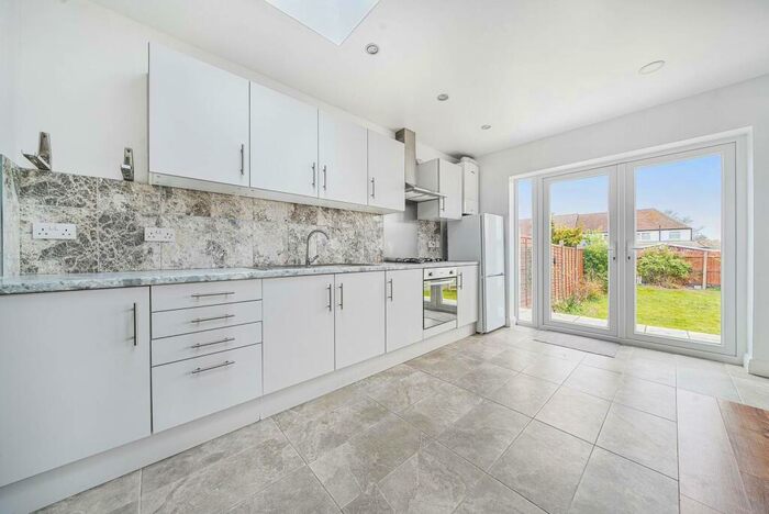 4 Bedroom End Of Terrace House To Rent In Oakfield Gardens, Carshalton, SM5