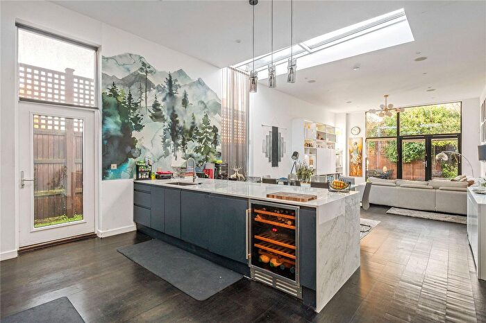 5 Bedroom Semi Detached House For Sale In Ebury Mews, Islington, London, N5