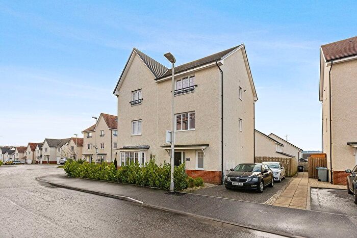 4 Bedroom Town House For Sale In Honister Crescent, Glasgow, G75