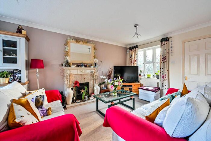 3 Bedroom Detached House For Sale In Cardwells Keep, Guildford, GU2