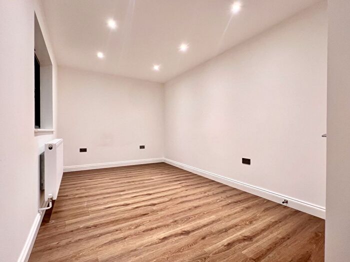 1 Bedroom Flat To Rent In High Street, Brentwood, CM14