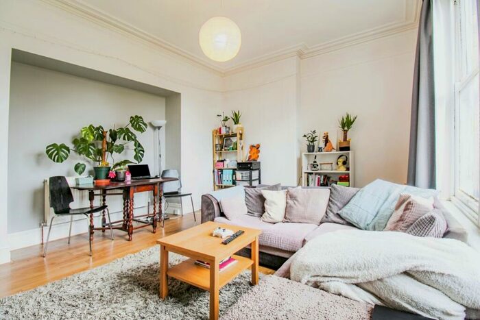 1 Bedroom Flat To Rent In Burton Crescent, Headingley, Leeds, LS6