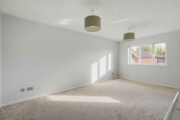 1 Bedroom Flat To Rent In Winston Close, Greenhithe, DA9