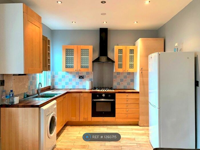 2 Bedroom Flat To Rent In Ewart Grove, London, N22