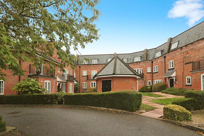 2 Bedroom Flat To Rent In Great North Road, Hatfield, AL9