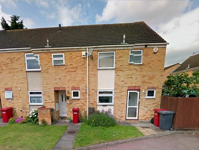 3 Bedroom End Of Terrace House To Rent In Rochford Gardens, Slough, SL2