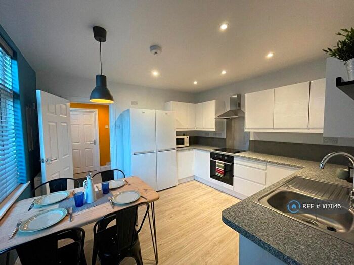 5 Bedroom Semi Detached House To Rent In Broadlands Road, Southampton, SO17