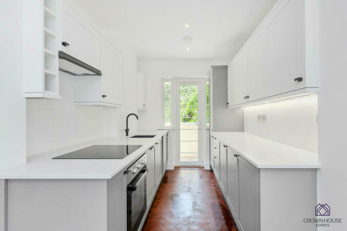 3 Bedroom Flat To Rent In Edgware Court, Edgware, Greater London, HA8