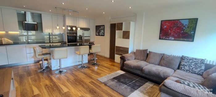 3 Bedroom Flat To Rent In Victoria, London, SW1V