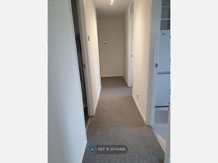2 Bedroom Flat To Rent In Highlands Close, Hounslow, TW3
