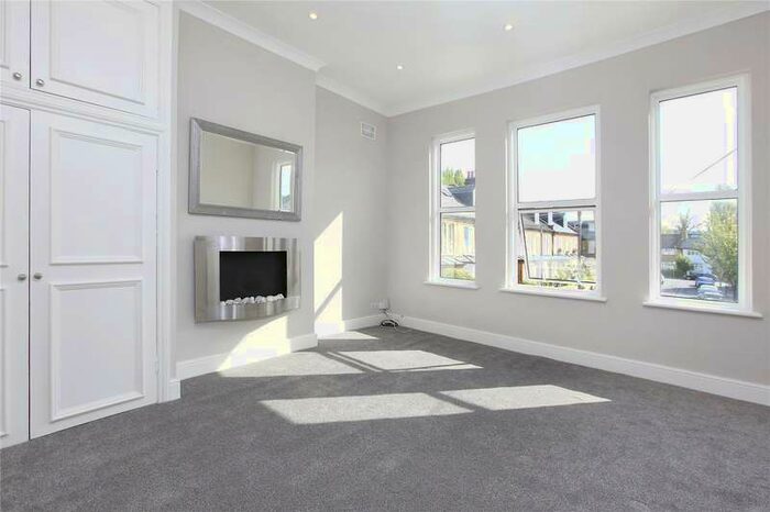 2 Bedroom Flat To Rent In Lysias Road, Balham, London, SW12